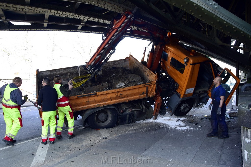 LKW blieb unter Bruecke haengen Koeln Deutz Deutz Muelheimerstr P080.JPG - Miklos Laubert